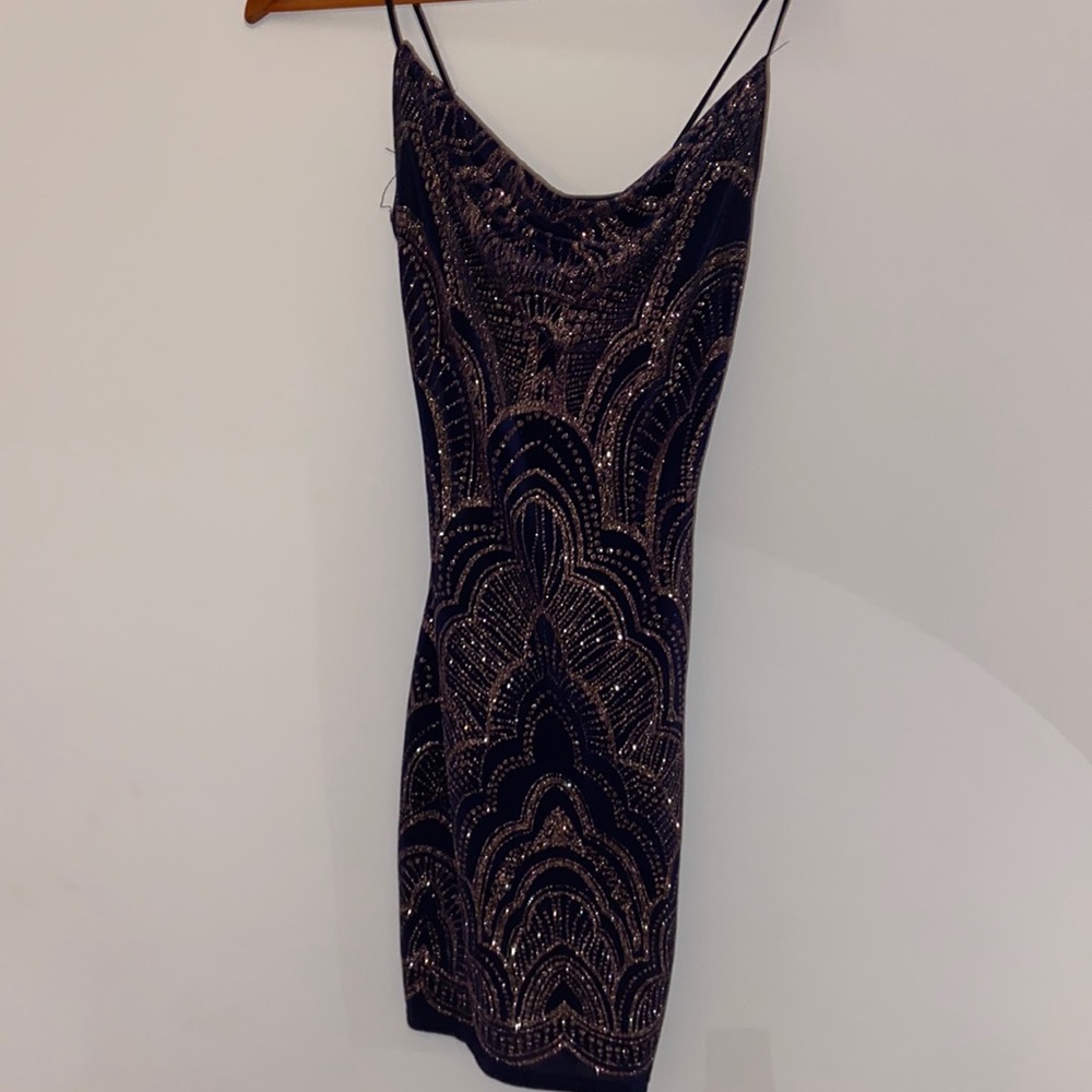 This is a very cute sparkly Gatsby themed tight dress!